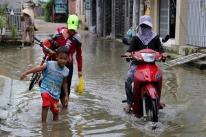 Chùm ảnh: Con đường dù nắng hay mưa cũng...ngập