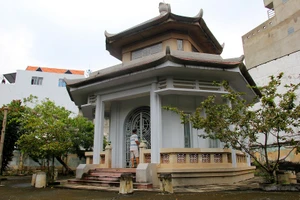 Độc đáo 2 mộ cổ xây bằng đá cẩm thạch nhập từ Pháp