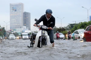 Mưa kết hợp triều cường nhấn chìm đường Nguyễn Hữu Cảnh
