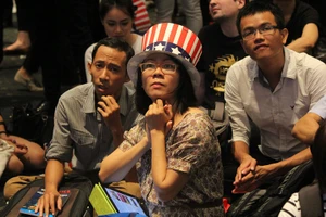 Muôn kiểu chờ đợi kết quả bầu cử tổng thống Mỹ ở TP.HCM