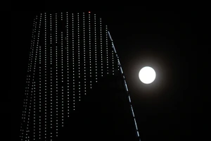 Ngắm “siêu trăng” sau 69 năm xuất hiện ở TP.HCM