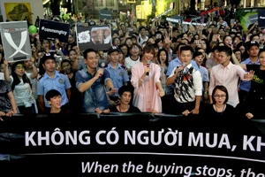 MC Phan Anh cạo đầu cam kết bảo vệ động vật hoang dã