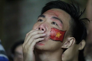 Người hâm mộ bật khóc khi tuyển Việt Nam thua Indonesia