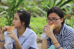 Fan Việt 'gặm bánh mì' chờ xem ca sĩ Hàn ghi hình