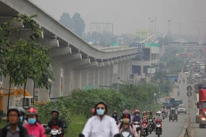 TP.HCM: Đến chiều vẫn chìm trong sương mù dày đặc