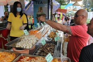 Bọ cạp chiên giòn hút khách ở liên hoan ẩm thực 