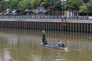 Ngang nhiên chài lưới bắt cá trên kênh Nhiêu Lộc