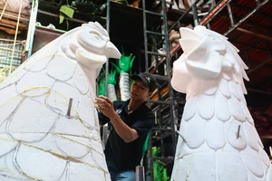 Đại gia đình gà “khổng lồ” chờ xuống phố Nguyễn Huệ