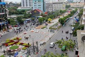 Mục kích tiến độ thi công đường hoa Nguyễn Huệ 2017