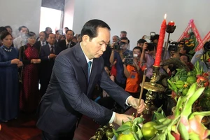 Chủ tịch nước cùng kiều bào dâng hương Bác Hồ