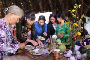 25 tháng chạp nghe kể chuyện gói bánh tét cúng ông bà