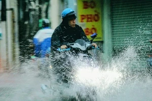 “Mưa xuân” gây ngập, người Sài Gòn lội nước về nhà