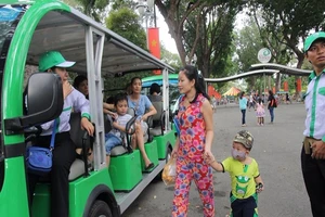 Người dân hào hứng đi xe buýt điện tham quan thành phố