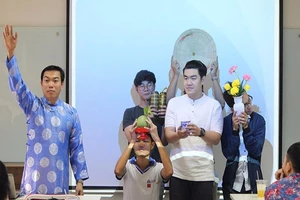 Sinh viên học văn hóa cổ truyền bằng bình bông, đôi đũa