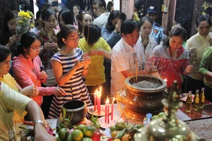 Rằm tháng Giêng, người dân TP.HCM đi chùa cầu an