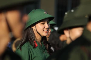 Ngắm nét đẹp của nữ xạ thủ 9x trong lễ giao quân 2017