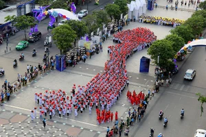 1.000 nữ sinh Trưng Vương tập xếp bản đồ Việt Nam