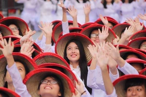 Hơn 3.000 người đồng diễn áo dài 'Tôi yêu Việt Nam'