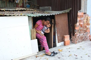 Nhà dân ở Bình Thạnh bị biến thành 'hầm' khi nâng đường