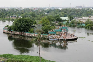Cận cảnh ngôi miếu hơn 300 năm giữa sông ở Sài Gòn