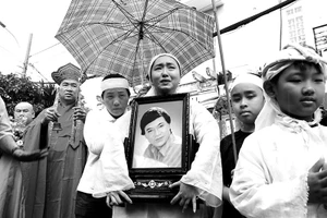 Nghẹn ngào tiễn đưa nghệ sĩ Thanh Sang về nơi yên nghỉ