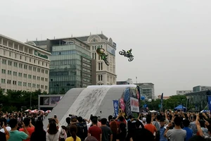 Thót tim xem trình diễn môtô bay mạo hiểm ở TP.HCM