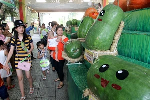 Ngắm trái cây khổng lồ tại lễ hội trái cây Nam Bộ