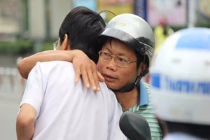 Bố mẹ đến trường cùng con 'vượt cấp' thi 