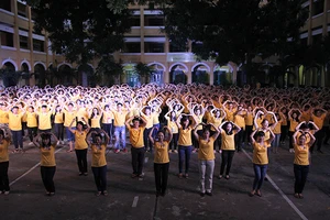 Thầy trò THPT Trưng Vương đồng diễn “Chúc mừng tuổi 18”