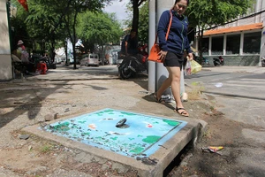 Người dân ủng hộ vẽ tranh trên nắp cống ở quận 1 