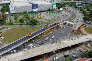 2 cầu vượt giải cứu kẹt xe Tân Sơn Nhất sắp thông xe
