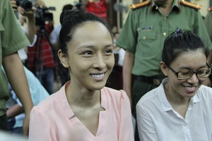 Phương Nga khóc cười khi tại ngoại