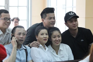 Nghệ sĩ đến tòa mừng diễn viên Ngọc Trinh thắng kiện