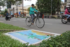 Ngắm những nắp cống ở quận 1 được thay áo mới