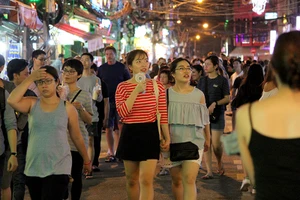 Cuối tuần thoải mái dạo bộ ở phố Tây Bùi Viện