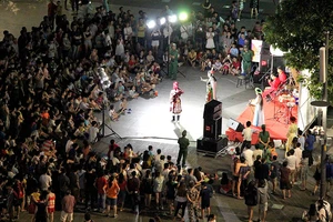 Hào hứng xem diễn chặp cải lương trên phố Nguyễn Huệ