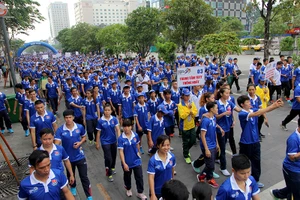 Gần 5.000 người đi bộ ủng hộ Việt Nam dự SEA Games 29 