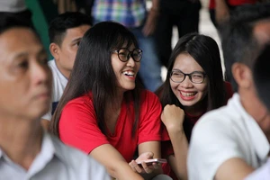 CĐV sung sướng xem U22 dội mưa bàn thắng vào Đông Timor