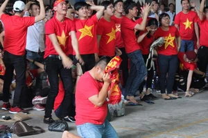 CĐV ôm mặt khóc, tiếc cho U22 VN chia tay SEA Games