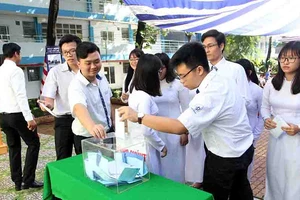 Thầy trò THPT Nguyễn Du góp quỹ 'Vì Trường Sa thân yêu'