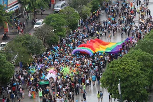 Hơn 2.000 bạn trẻ diễu hành cờ lục sắc trên phố đi bộ