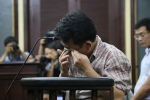 Nguyễn Minh Hùng từ thẫn thờ đến khóc ngất tại tòa