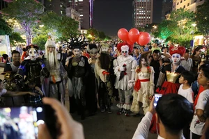 'Đội quân ma' đổ bộ phố Nguyễn Huệ 