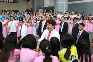 Thủ tướng Canada rạng rỡ trong vòng vây của sinh viên