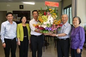 Lãnh đạo TP.HCM thăm nguyên giám đốc Sở GD&ĐT TP.HCM