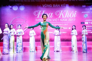 Chùm ảnh: Nữ sinh miền Trung thướt tha với áo dài 