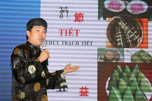 Ăn Tết tây bàn chuyện Tết ta