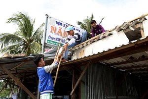 Dân Cà Mau hối hả chằng chống nhà trước khi bão vào
