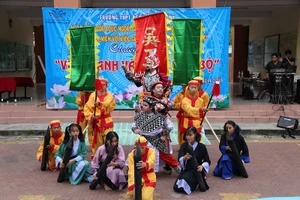 Học sinh đóng cọc dựng lại chiến thắng Bạch Đằng