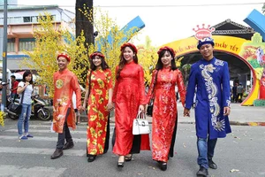Giới trẻ TP.HCM khăn đóng, áo dài xuống phố đón Tết sớm